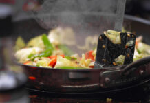 น้ำมันพืช: ทอด ผัด หรือทำลายสุขภาพ? แกะรอยความเข้าใจผิดที่ทำให้ครัวคุณพัง น้ำมันพืช: ทอด ผัด หรือทำลายสุขภาพ? แกะรอยความเข้าใจผิดที่ทำให้ครัวคุณพัง